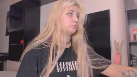 Snapshot of barbarasiren chatting on 10.29.25 barbarasiren online show from 10.29.25