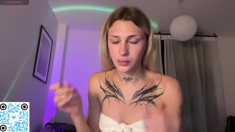 Snapshot of barbie_bi chatting on 11.15.25 My name is Molly. Please say hello I like talking to you. If you have any wishes or obscene desires please use the tip menu online show from 11.15.25