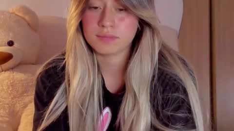 Snapshot of barbie_blon chatting on 10.21.25 Barbie Blonde online show from 10.21.25