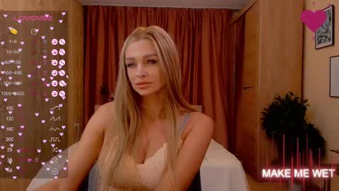 Snapshot of barbie_kiss1 chatting on 12.14.24 barbie online show from 12.14.24