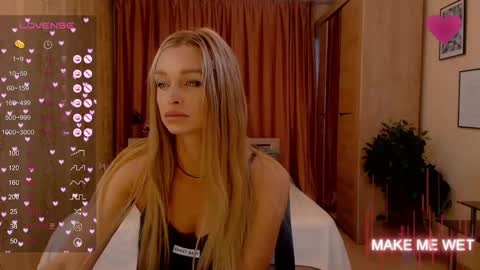 Snapshot of barbie_kiss1 chatting on 01.05.25 barbie online show from 01.05.25