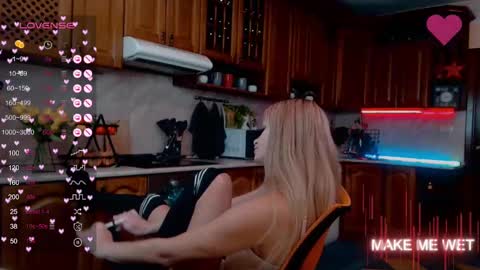 Snapshot of barbie_kiss1 chatting on 01.15.25 barbie online show from 01.15.25