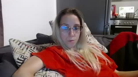 Snapshot of barelylegalblondy chatting on 07.18.26 Lena online show from 07.18.26