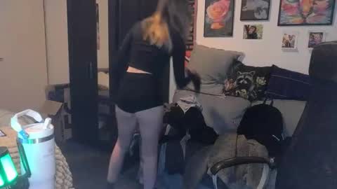 Snapshot of baseddutch chatting on 10.19.25 baseddutch online show from 10.19.25