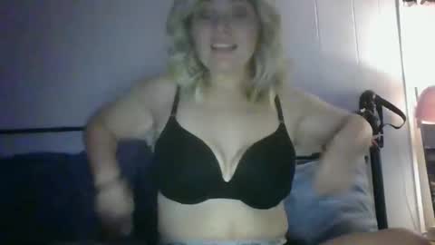 Snapshot of bayybaee21 chatting on 11.30.25 Baylee online show from 11.30.25