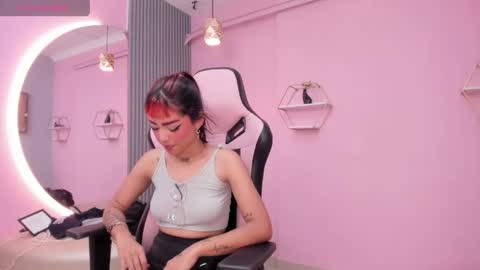 Snapshot of beautty_woman_ chatting on 04.28.26 Sara online show from 04.28.26