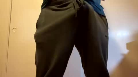 Snapshot of beauty_beastx69 chatting on 10.31.25 beauty_beastx69 online show from 10.31.25