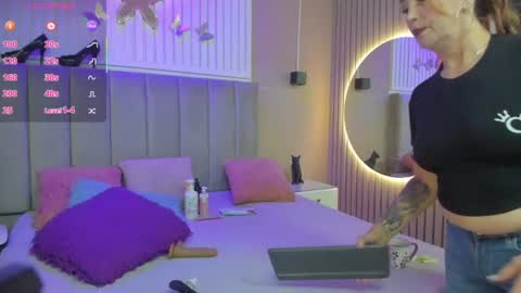 Snapshot of beauty_milf4 chatting on 06.17.26 Chantall online show from 06.17.26