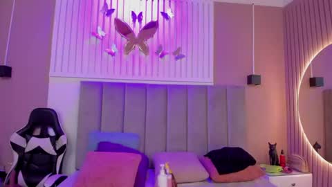 Snapshot of beauty_milf4 chatting on 07.11.26 Chantall online show from 07.11.26