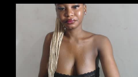 Snapshot of beautyslut1 chatting on 04.17.26 beautyslut1 online show from 04.17.26