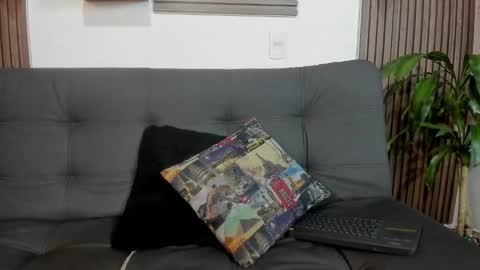 independent model online show from 10.22.25