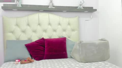 Snapshot of bella_ebony19 chatting on 05.19.26 bella_ebony19 online show from 05.19.26