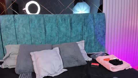 Snapshot of bella_riverss chatting on 11.22.25 Bella online show from 11.22.25