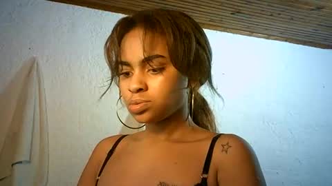 Snapshot of bellabeltra chatting on 02.04.25 Bella online show from 02.04.25