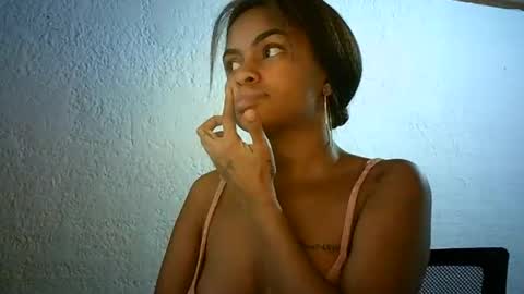 Snapshot of bellabeltra chatting on 03.11.25 Bella online show from 03.11.25