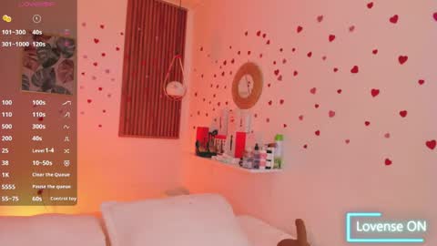 Snapshot of bellawoods_ chatting on 04.30.26 laukyubey online show from 04.30.26