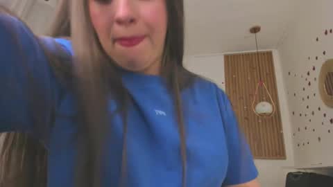 Snapshot of bellawoods_ chatting on 05.18.26 laukyubey online show from 05.18.26