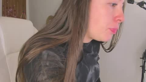 Snapshot of bellawoods_ chatting on 05.29.26 laukyubey online show from 05.29.26