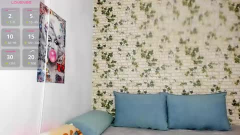 LucyJelly online show from 01.08.25