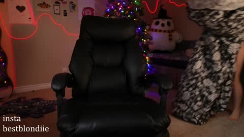 Snapshot of bestblondiiecb chatting on 12.24.24 Chloe Next stream on Friday online show from 12.24.24