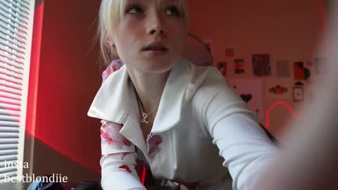 Snapshot of bestblondiiecb chatting on 01.09.25 Chloe Next stream on Friday online show from 01.09.25