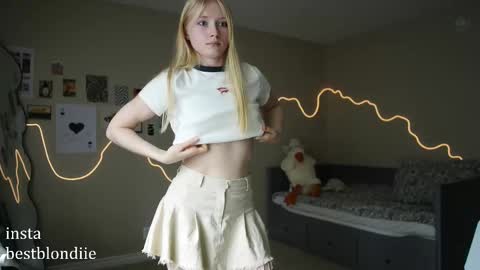 Snapshot of bestblondiiecb chatting on 02.28.25 Chloe Next stream on Friday online show from 02.28.25