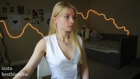 Snapshot of bestblondiiecb chatting on 03.03.25 Chloe Next stream on Friday online show from 03.03.25