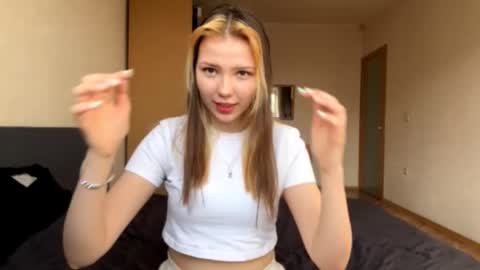 Snapshot of bevvanwoert chatting on 02.25.26 Bella online show from 02.25.26