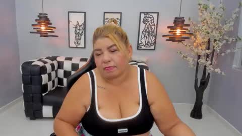 Snapshot of bigassmaturee chatting on 12.01.25 BigAssMaturee online show from 12.01.25