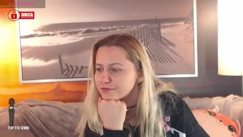 Snapshot of bigboobsarri chatting on 12.20.24 BigBoobsArri online show from 12.20.24