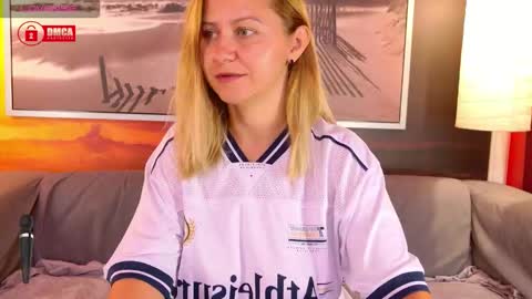 Snapshot of bigboobsarri chatting on 09.22.25 BigBoobsArri online show from 09.22.25