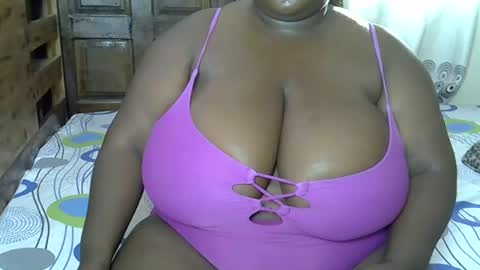 Snapshot of bigchocotities chatting on 02.01.25 bigchocotities online show from 02.01.25