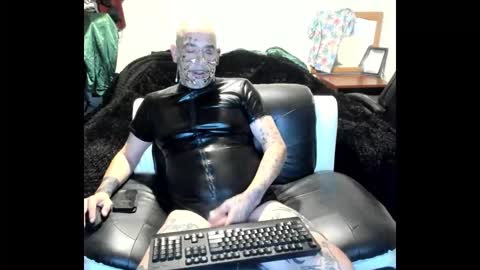 Snapshot of bigdickpiercedtattoos chatting on 11.04.25 bigdickpiercedtattoos online show from 11.04.25