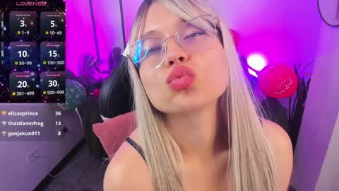 Snapshot of blackberry_s chatting on 12.28.24 Sophie online show from 12.28.24