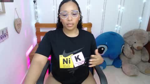 Snapshot of blackqueen_18 chatting on 12.10.24 blackqueen_18 online show from 12.10.24