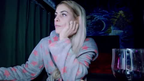 Snapshot of blonde4pasion chatting on 01.25.25 blonde4pasion online show from 01.25.25
