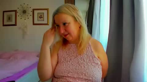 Snapshot of blonde_angel20 chatting on 03.08.26 Nicole online show from 03.08.26