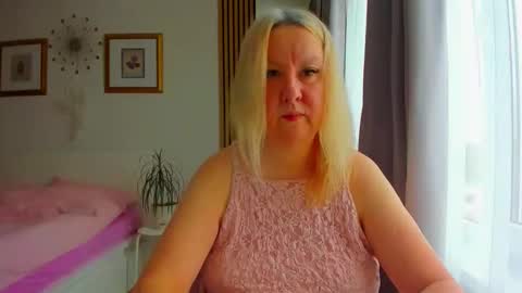 Snapshot of blonde_angel20 chatting on 03.18.26 Nicole online show from 03.18.26
