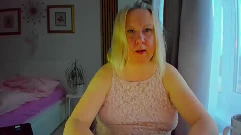 Snapshot of blonde_angel20 chatting on 03.23.26 Nicole online show from 03.23.26