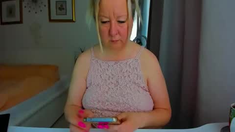 Snapshot of blonde_angel20 chatting on 04.12.26 Nicole online show from 04.12.26