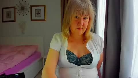 Snapshot of blonde_angel20 chatting on 05.01.26 Nicole online show from 05.01.26