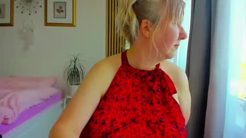 Snapshot of blonde_angel20 chatting on 05.15.26 Nicole online show from 05.15.26