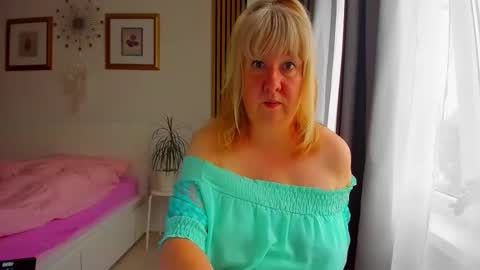 Snapshot of blonde_angel20 chatting on 05.21.26 Nicole online show from 05.21.26