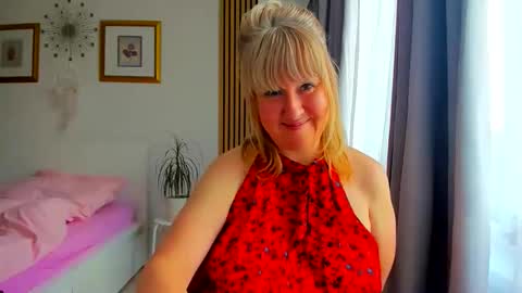 Snapshot of blonde_angel20 chatting on 05.27.26 Nicole online show from 05.27.26