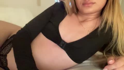 Snapshot of blonde_petite chatting on 05.29.26 Alice online show from 05.29.26