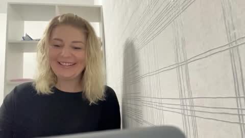 Snapshot of blondie_xoxoxo chatting on 09.25.25 blondie_xoxoxo online show from 09.25.25