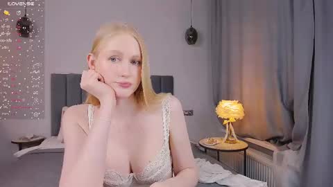 Snapshot of blondiemermaid chatting on 02.22.25 Mia online show from 02.22.25
