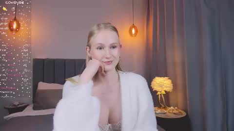 Snapshot of blondiemermaid chatting on 02.25.25 Mia online show from 02.25.25
