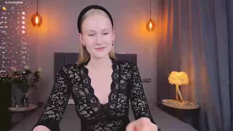 Snapshot of blondiemermaid chatting on 03.11.25 Mia online show from 03.11.25