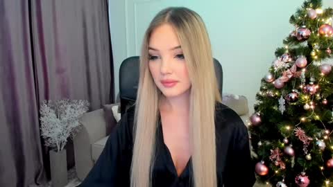 Snapshot of bloomingheart chatting on 12.17.24 Sophia online show from 12.17.24
